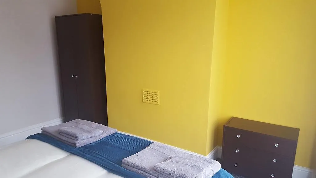 Liverpool Gidlow House Sleeps 8 - Infinity Apartments