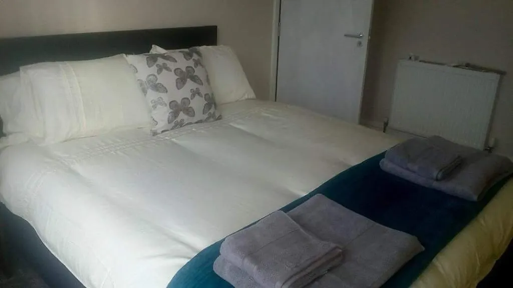 Liverpool Gidlow House Sleeps 8 - Infinity Apartments Guest house
