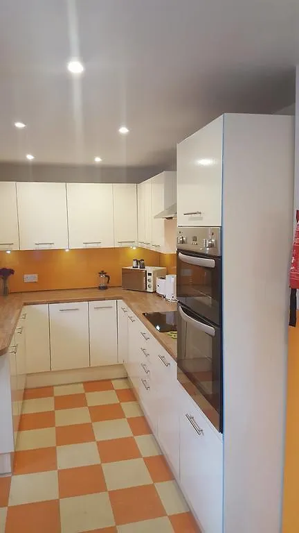 Liverpool Gidlow House Sleeps 8 - Infinity Apartments