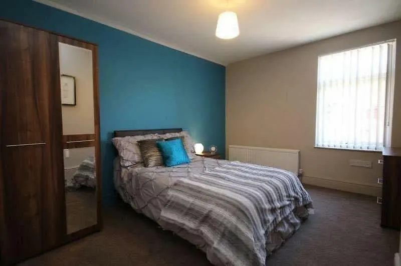 **** Guest house Liverpool Gidlow House Sleeps 8 - Infinity Apartments United Kingdom