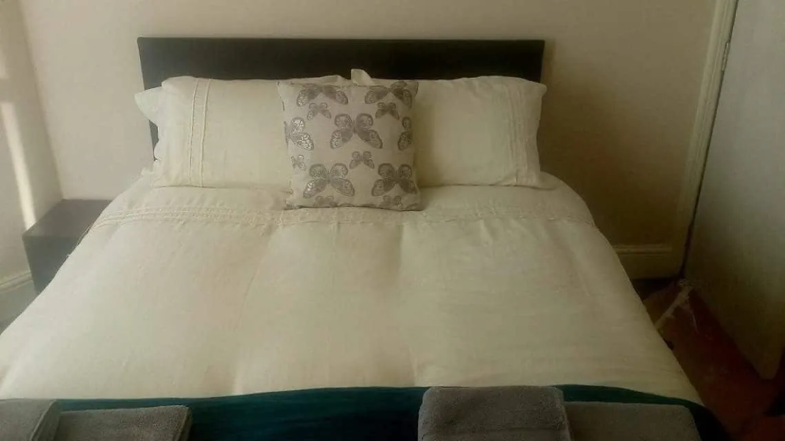 Liverpool Gidlow House Sleeps 8 - Infinity Apartments United Kingdom
