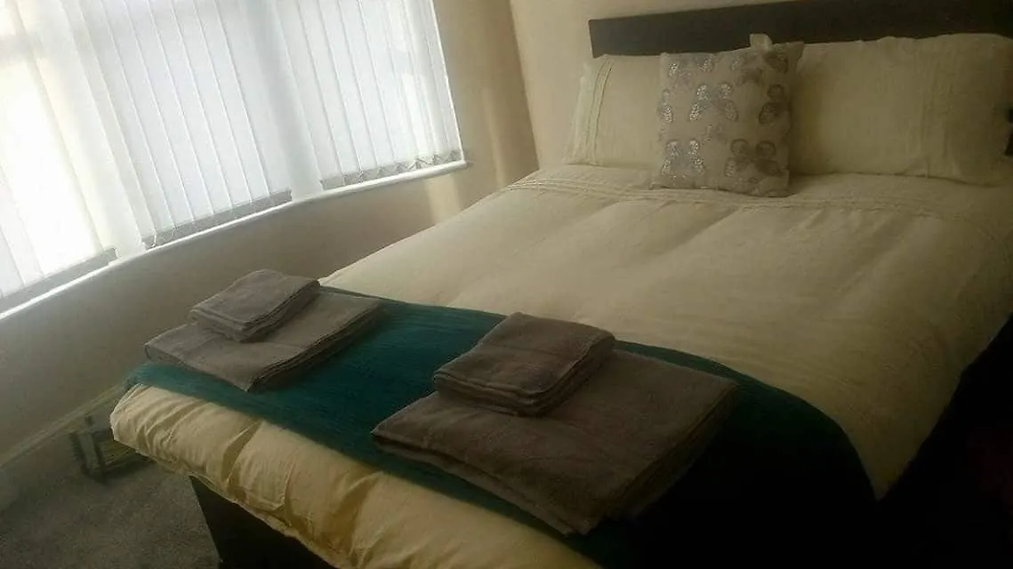 Liverpool Gidlow House Sleeps 8 - Infinity Apartments 4*,  United Kingdom
